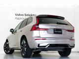 Volvo Cars appで車にリモートアクセスして、空調機能の操作や車の施錠・開錠、ソフトウェア更新などが可能です。エアコンやシートヒーターを操作して、出発前に車内を快適な温度に整えられます。