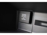 USBソケットがついていますのでコードを繋げばスマートフォンなどの充電が出来ます!
