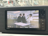 画面上でテレビ番組を視聴でき、停車中の待ち時間にも活用できます。映像が大きく表示されるため、操作時に内容を確認しやすく、車内で過ごす時間の楽しみを広げてくれます。