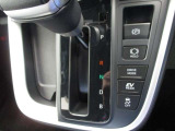 左右独立温度コントロールフルオートエアコンです。運転席、助手席それぞれで独立して温度設定ができます。