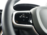 ハンドルの左側のボタンでアダプティブクルーズコントロールを操作。簡単操作で前車に追従します。渋滞や高速を利用時に非常に便利な機能ですよ!