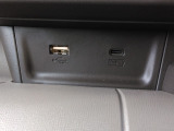 スマートフォンやタブレット、携帯ゲーム機などが充電できるUSBジャックがついています。