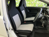 前席は黒と明るい色のシートが組み合わされ、車内にすっきりとした印象を与えます。窓からの視界も確保され、運転席と助手席それぞれで落ち着いて過ごせる空間です。