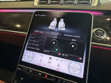 ステアリングボタンは、使いやすいデザインでございます。ステアリング付近のレバーや、ステアリングボタンで追従機能の操作も可能でございます。