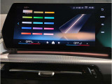 【ⅰドライブナビゲーション】文字情報も鮮明に表示する高解像度カラーディスプレイを採用。視認性に優れた地図デザインと特徴的な建造物を目印にした描写表示で現在位置を把握できます。地図データの更新も可能です