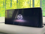 【10.25インチマツダコネクト】車内の雰囲気にマッチした大型ディスプレイ。スマホ接続でのナビ使用やBluetooth再生等、様々な機能が楽しめます。直感的なダイヤル操作が可能で、使い勝手も良好です。