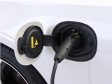 専用コードを接続するだけで簡単に充電が行えます。プラグインハイブリッドモデルRecharge Plug-in hybrid T8 AWDは、走行中の充電のほか、自宅などに設置された充電機器からの充電が可能です。