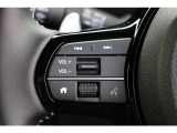 ハンドル左部分でオーディオ操作が可能。そのため、運転中でも目線をずらさずに安全運転♪また、ディスプレイの表示切替もダイヤル式でお好みに合わせられます