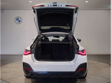 【トランクルーム】十分な容量を確保したトランクルーム。環境へ配慮したスペアタイヤ非搭載のBMW。その分、トランクスペースを有効活用できる様にしてあります。