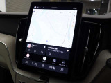 インフォテイメントシステムの一部として統合されたGoogle マップ、Google アシスタントによるボイスコントロール機能、そして最新の交通情報が反映される自動ルート探索が、目的地までスムーズにガイドします。