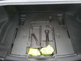 【車載工具】タイヤ交換には必需品ですね!万が一に役立つ工具です。緊急時に備え、使い方をしっかり覚えておきましょう。