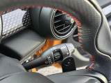 輸入車のため、ウィンカーレバーとワイパーレバーの配置は国産車と左右が逆となります。操作に慣れるまでは違和感がありますが、使用を重ねることで自然に扱えるようになります。