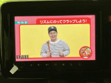 テレビ映像を表示できる画面を備えており、停車中の待ち時間にも番組を視聴できます。車内で過ごす時間の楽しみを広げ、休憩時などに映像を楽しみたい方にも便利な装備です。