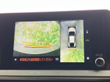 車両周囲の映像と上方からの表示を画面で確認でき、駐車時の周辺確認をサポートします。ガイド表示も備わり、狭い場所での取り回しに役立つ装備です。