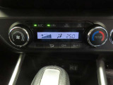 オートエアコンを装備しています。室内の温度を設定すると、センサーが室温を感知して、温度、風量を自動的にコントロールし、快適な空間にしてくれます。