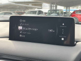 お手元のスマートフォンと接続して頂く事で使用可能な「AppleCarPlay/AndroidAuto」電話の応答は勿論、メッセージの受信やLINE、音楽接続からナビアプリの使用まで幅広く活躍致します。