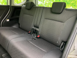後席は左右にヘッドレストを備え、中央席も含めて横並びで座れるレイアウトです。窓から外の様子を確認しやすく、同乗者が落ち着いて過ごせる空間になっています。