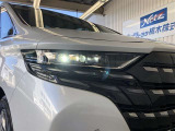 2列目は快適温熱シート&シートベンチレーション、パワーシート、さらにオットマンを備えリラックスできる空間が広がっております!アームレストにはカップホルダー、シート間には折り畳み式サイドテーブル付き!