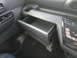 運転席からも助手席からも手が届きやすく、小物などを置いておくのにとても便利♪