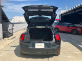 【トランクルーム】全面をファブリック処理し荷物に傷がつくのを防ぎます。ラゲージルーム照明を装着。背もたれをほぼ水平まで倒すことが出来ます。大きな荷物の収納にも便利です。