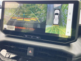 後方映像に加えて車両周辺の表示も確認でき、駐車時の目安をつかみやすい画面構成です。周囲を目視で確認しながら使えるため、車庫入れや切り返しの際に役立ちます。