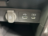 USB Type-A端子と12Vアクセサリーソケットを装備!スマートフォンなどの充電や、対応するカー用品への電源供給に便利です。ドライブ中に電源を確保できる、日常使いでも嬉しい装備です。