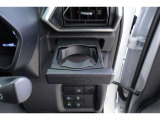 ハンドルの右側にドリンクホルダーがございます!手に取りやすい位置にありますので運転中の水分補給もラクラクです♪