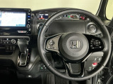 【ハンドル】運転にかかわる様々な操作を安全に行えるように視点移動が少なく操作性に配慮されたスイッチ類が凝縮されたコックピットです。