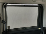 【リアドアサンシェード】強い日差しのまぶしさを軽減。使わない時はトリム内に格納できます♪