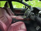 赤みのあるシートが落ち着いた車内に彩りを添え、運転席と助手席には身体を包むような形状を採用。前方やサイドの視界も確保され、ゆったり座れる空間です。