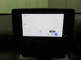 ディスプレイオーディオにナビ機能が設定されています。簡単な操作で行き先を入力することができ、音声で目的地まで案内してくれます。初めて訪れる場所も安心です。