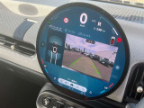 後方の映像を車載画面に表示するバックカメラ。駐車や車庫入れをサポートし、ガイドラインで距離や角度を確認でき、安全でスムーズな運転を助けます。
