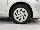 タイヤサイズは(185/60R16)でキャップ付きスチールホイールです。