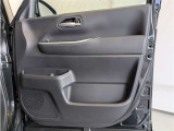 運転席ドア内張はご覧の通り。ドアポケットの収納もバッチリです