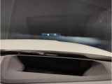 【ヘッドアップディスプレイ】現在の車速表示や目的地へのルート案内やメディア関連のリストを表示する事が可能です。視線移動を減らす事によりドライブに集中して頂けます。
