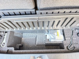 荷室の床のデッキボードの下には,大容量の収納ができる深底ラゲージアンダーボックス