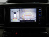【パノラマモニター】上からの映像を表示。前後左右のカメラで合成し、運転席からの目視だけでは確認しにくい状況をリアルタイムで見晴らせます