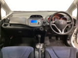 車内は光触媒抗菌消臭施工済です。インパネ周りはスタイリッシュなデザインです。グローブボックスやカップホルダーのほかにトレーなどたくさんの収納スペースが付いています。