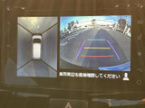 後退時に車両後方の映像と周囲の様子を画面で確認でき、駐車時の目安として役立ちます。表示されたガイドラインも見やすく、狭い場所での切り返しをサポートします。