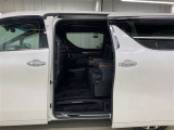 両側パワースライドドア付き!狭い駐車スペースなどでの乗り降りラクラク♪小さなお子さまのいるご家庭には嬉しい装備です。