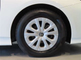 純正のアルミホイール装着車です。タイヤサイズは195/65R15です。