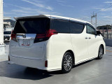 車両前後の障害物を検知して警告する「クリアランスソナー」搭載。狭い駐車場や車庫入れも安心です。
