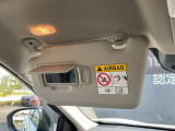 身だしなみのチェックなどにも便利なバニティミラー付き&照明付きサンバイザーです。(助手席側)