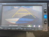 駐車時の安全確認をサポートするバックカメラも使用できます。インターナビで様々な情報を得ることもできます。