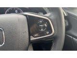 【ステアリモコンスイッチ】ハンドル装備されいるリモコンで運転中にナビゲーションのチャンネルや曲を変えることが出来ます。運転しながらの危険なナビ操作がなくなりますので安心です。
