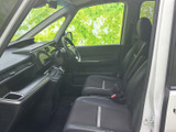 運転席まわりは前方の視界が広く、メーターや画面も手の届く範囲にまとまっています。落ち着いた色合いのシートと足元で、日々の運転を快適にお過ごしいただけます。