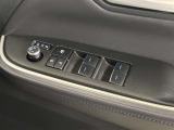 格納式リモコンドアミラーと、パワーウィンドウマスタースイッチです。車内の換気も運転席から簡単に行えます。