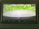 車両周辺の様子を画面で確認できるモニターを備えています。駐車時などに周囲を目視する際の補助として活用でき、画面上の案内も確認しながら操作いただけます。
