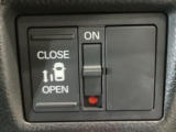 【片側パワースライドドア】片側がパワースライドドアになっており、運転席のスイッチやスマートキーでも開閉が可能です!開口部も広いので乗り降りも楽々♪