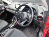 別角度からの運転席の画像です。オルガン式アクセルペダルの採用で運転時の疲労軽減に役立っています☆